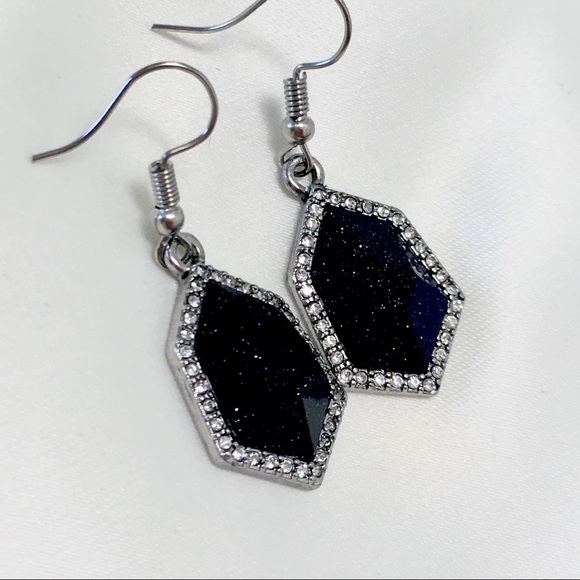 Chloe + Isabel Jewelry - 🍒2/$20 Chloe + Isabel Black Sparkle Drop Earrings